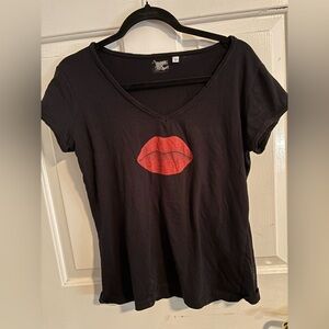 Y2K Dali Black T-Shirt w/Red Lips Print